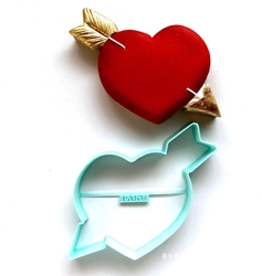 Paku Malzeme - Plastik kalıp Oklu Kalp Eros; 9,8*8,5 cm